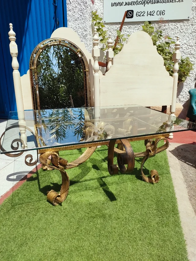 mesa de hierro dorado 1 Mesa de hierro dorado con tapa de cristal.