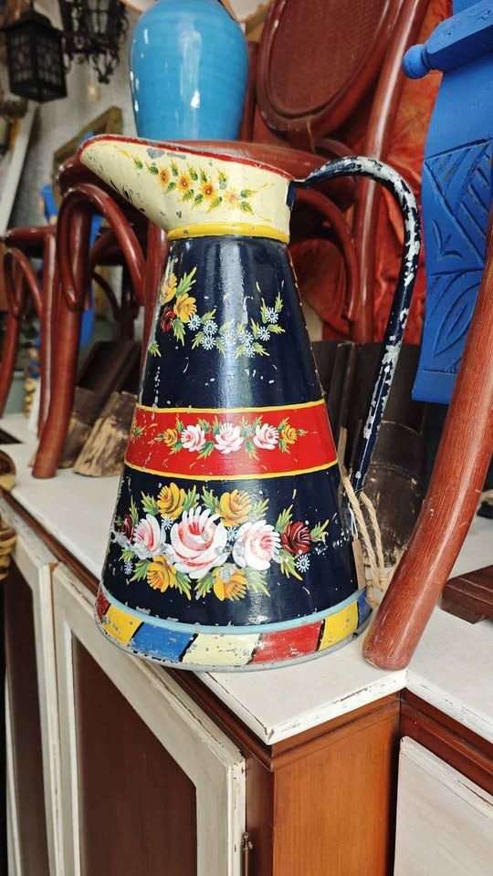 Jarra metálica vintage 1 jarra metálica vintage pintada a mano