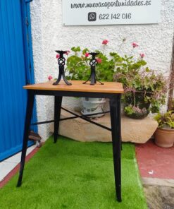 Square wood and metal table, 70 × 70 cm y 75 cm tall. Mediterranean industrial style