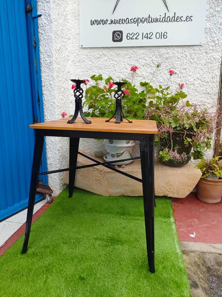 Mesa cuadrada de madera y metal 1 Mesa cuadrada de madera y metal, 70 × 70 cm y 75 cm de altura. Estilo industrial mediterráneo