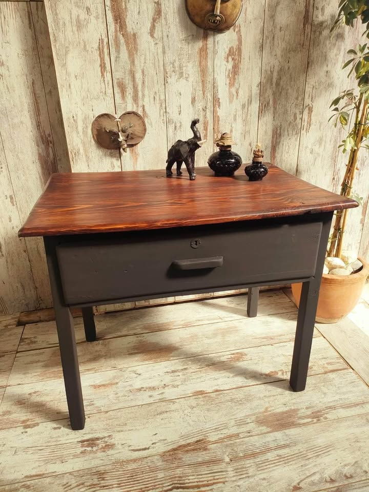 Vintage bacon table 2ble, 87 × 59 × 72 cm. Mesa tocinera vintage de madera, 87 × 59 × 72 cm.
