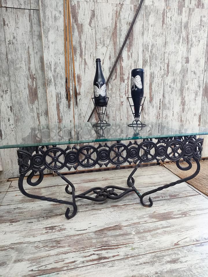 Mesa vintage de forja 2 Mesa vintage de forja con cristal biselado. Diseño artesanal