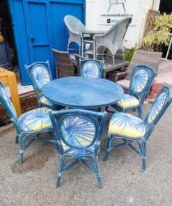 Mesa redonda y sillas de madera y bambú con tapiceria tropical