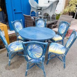 Mesa y sillas de madera y bambú 6 Mesa redonda y sillas de madera y bambú con tapiceria tropical