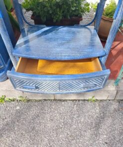 Mueble artesanal de madera con diseño decorativo.