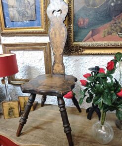 Silla antigua de siembra de respaldo alto