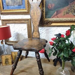 Silla antigua de siembra de respaldo alto