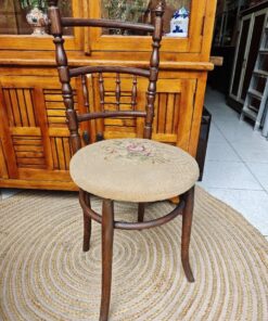 Silla antigua de madera con tapizado petit point floral. Pieza decorativa