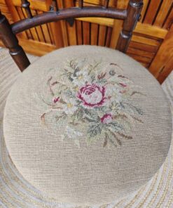 Silla antigua de madera con tapizado petit point floral. Pieza decorativa .