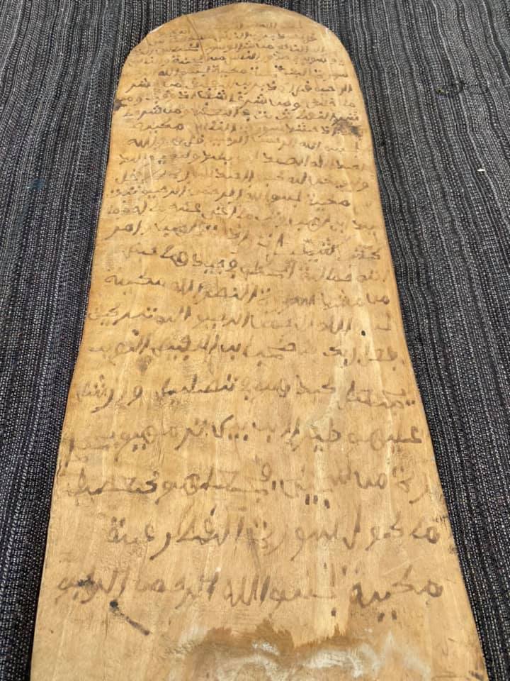 TABLILLA DE MADERA CON ESCRITURA ÁRABE 2 TABLILLA DE MADERA CON ESCRITURA ÁRABE - Imagen 2