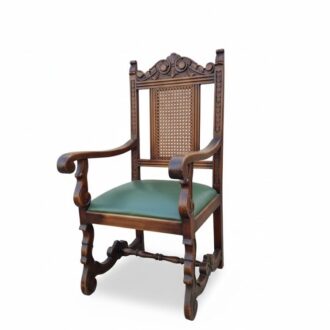 sillón de rejilla tallado