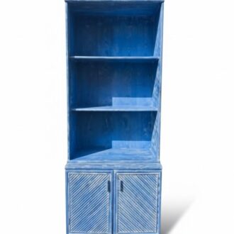 Estantería azul con puertas