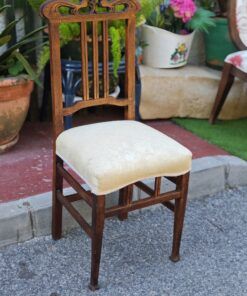 Vintage carved wooden chair Seat upholstered in light velvet Backrest with vertical bars and decorative details Ideal for dining room, reading corner or charming spaces