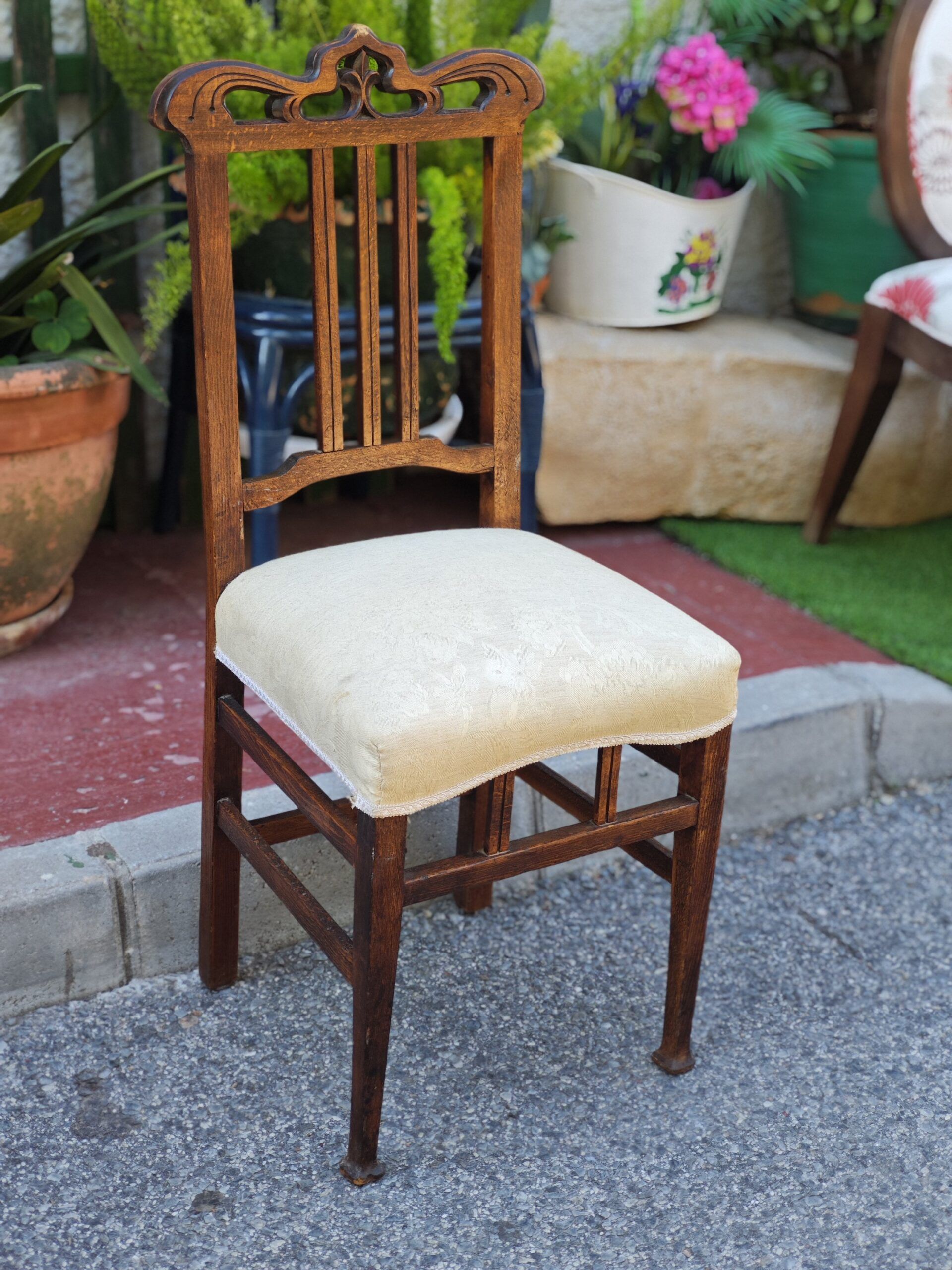 silla antigua tapizada 1 Silla vintage de madera tallada Asiento tapizado en terciopelo claro Respaldo con barrotes verticales y detalles decorativos Ideal para comedor, rincón de lectura o espacios con encanto