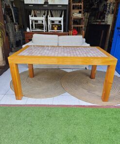 Novedades 31 Mesa de madera con sobre cerámico decorativo. Medidas: 158 cm de ancho, 94 cm de fondo, 76 cm de altura. Ideal para interiores o espacios cubiertos