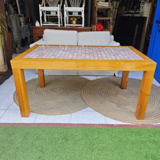 Wooden table with decorative ceramic top. Measurements: 158 cm wide, 94 cm deep, 76 cm tall. Ideal for indoors or covered spaces