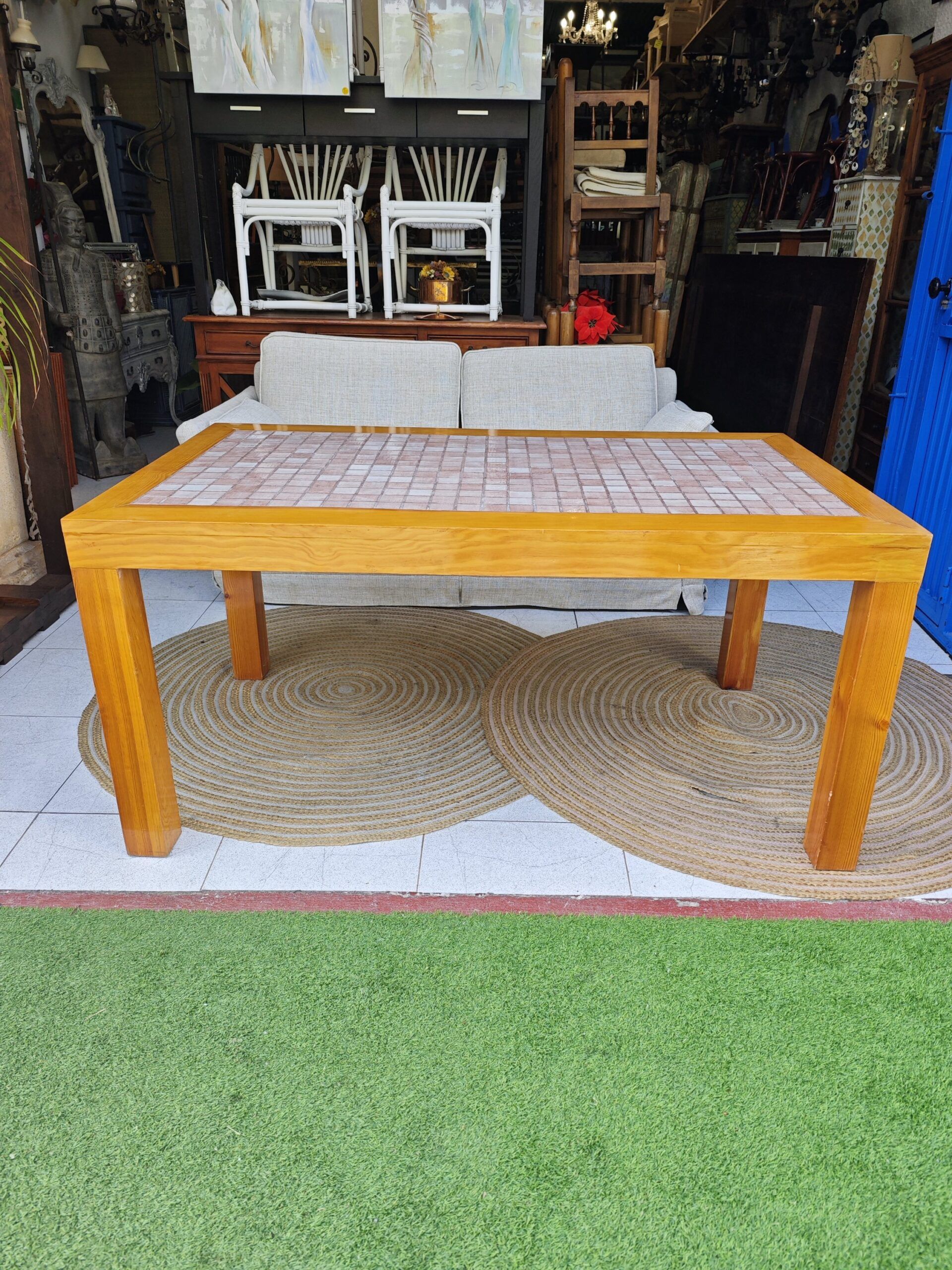 Mesa de madera con cerámica 1 Mesa de madera con sobre cerámico decorativo. Medidas: 158 cm de ancho, 94 cm de fondo, 76 cm de altura. Ideal para interiores o espacios cubiertos