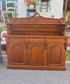 Vintage buffet sideboard with removable upholstery. Classic elegance in carved wood, ideal for spaces with soul.