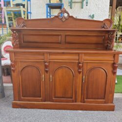 Vintage buffet sideboard with removable upholstery. Classic elegance in carved wood, ideal for spaces with soul.