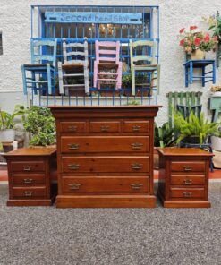 Novedades 27 Cómoda y mesitas de pino