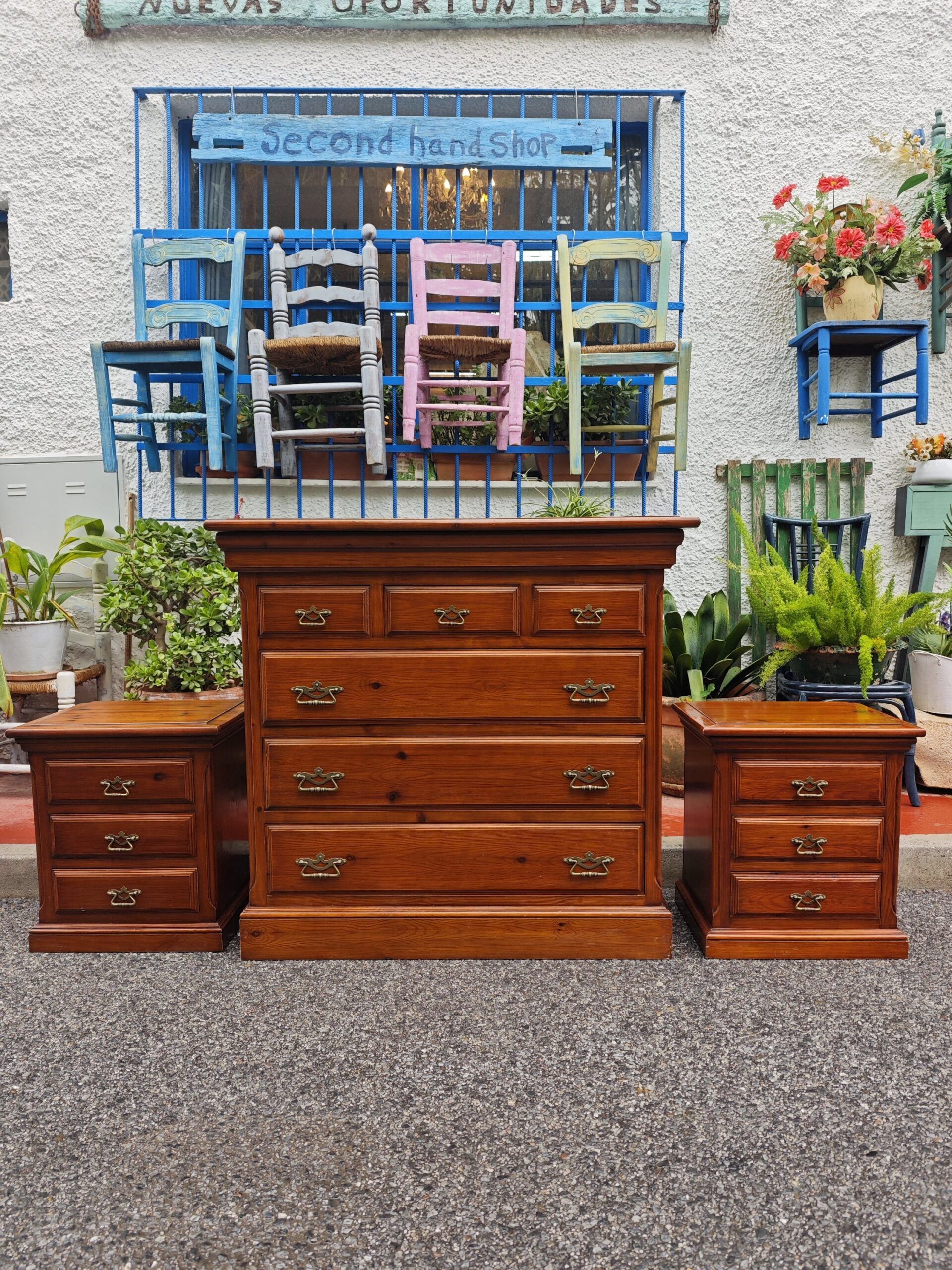 CÓMODA Y MESITAS DE PINO 1 Cómoda y mesitas de pino