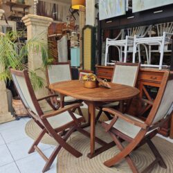 Mesa de jardín y sillas plegables