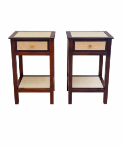Pareja de mesitas auxiliares de madera maciza con detalles en yute natural. Diseño sobrio y funcional con sobre rectangular, cajón frontal con tirador redondo y balda inferior abierta. Acabado en contraste de tonos cálidos que resalta la veta de la madera y la textura orgánica del yute.