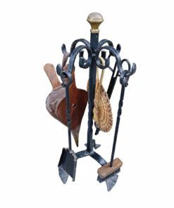 Set completo de accesorios para chimenea: soporte de forja, herramientas clásicas, fuelle de madera y cepillo trenzado. Funcionalidad tradicional con estética artesanal.