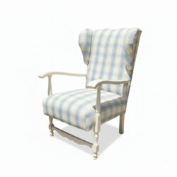 Inicio 24 Butaca vintage con respaldo alto y alas laterales, tapizada en cuadros azul y blanco, estructura en madera pintada.