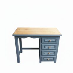 Inicio 8 Escritorio de estilo vintage con tapa de madera natural y base azul envejecida. Cuatro cajones decorativos y lateral abierto con travesaño.