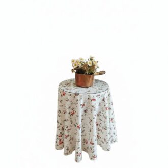 Mesita vintage auxiliar con mantel floral y centro de flores. Delicada, decorativa y fácil de ubicar.