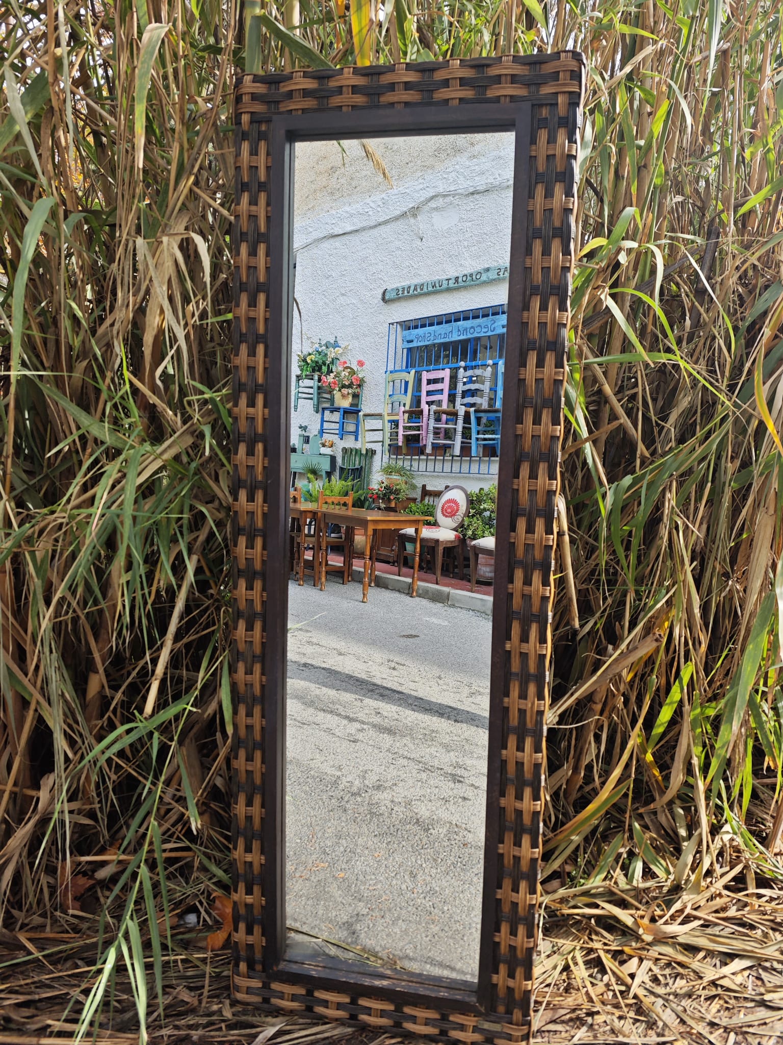 Espejo de ratán natural 180cm 2 Espejo de ratán natural, 180×60 cm. Diseño artesanal de gran formato, ideal para interiores con estilo cálido y orgánico.