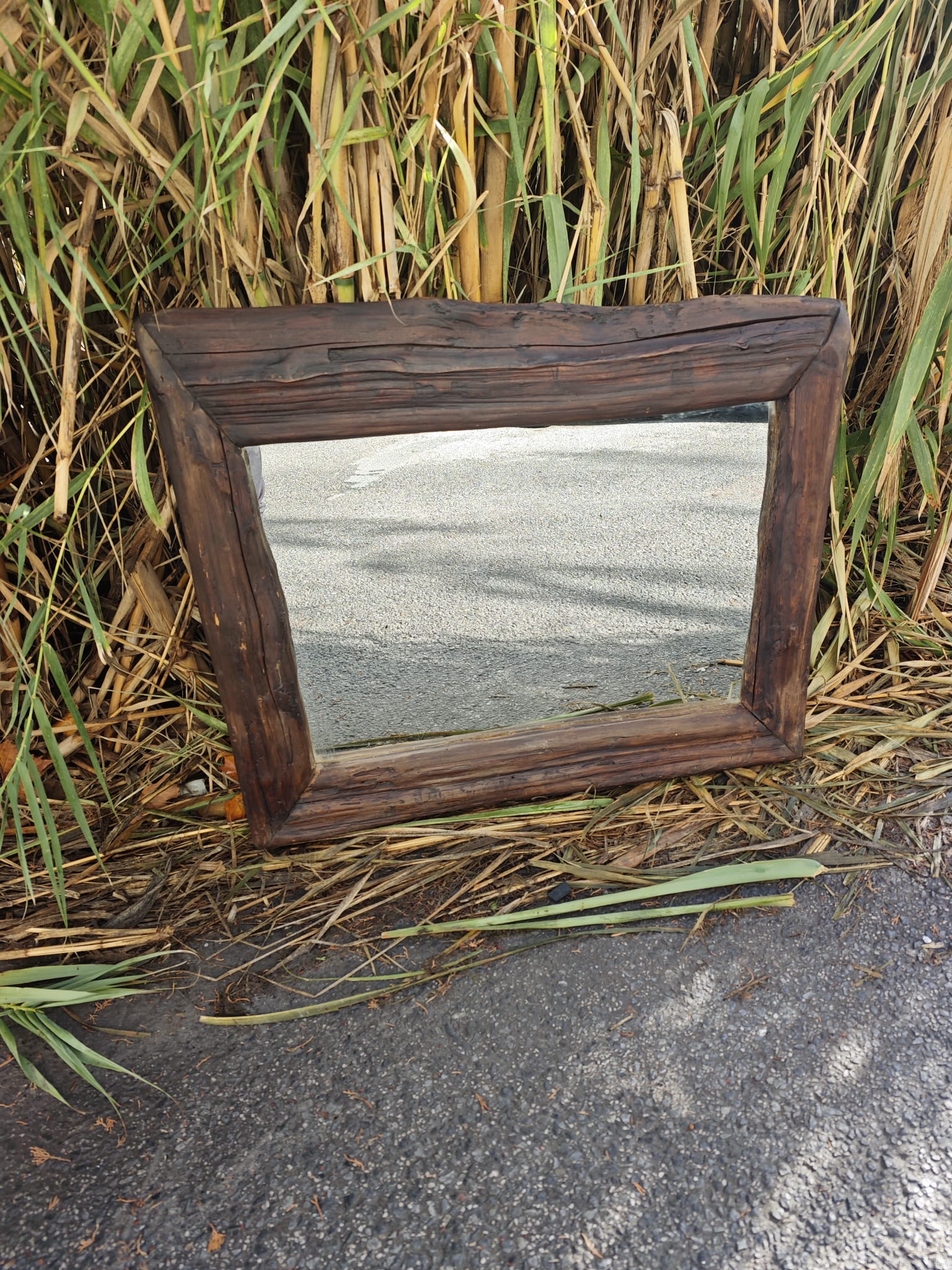 Espejo artesanal de madera 1 Espejo artesanal de madera maciza, 100×88 cm. Diseño rústico y versátil, ideal para interiores con carácter y calidez.