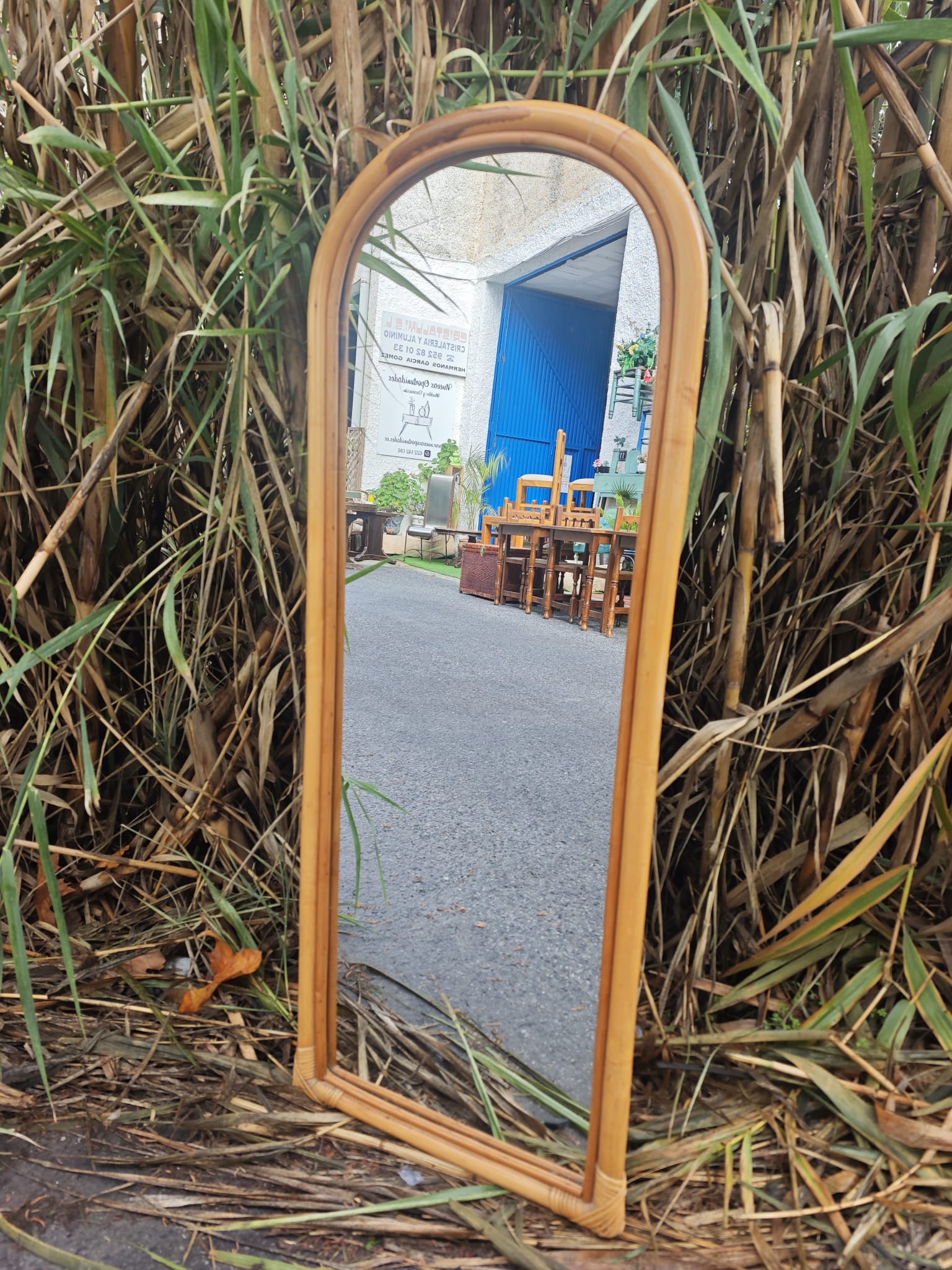 Espejo de bambú natural 1 Espejo de bambu vertical 120×47 cm. Diseño curvo y cálido, ideal para interiores con estilo orgánico, mediterráneo o bohemio.