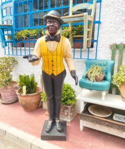 Novedades 29 Figura decorativa vintage de 160 cm aprox, con atuendo teatral y gesto de bienvenida.