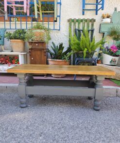 Mesa de madera maciza de roble con base pintada en gris. Diseño clásico con patas torneadas. Medidas: 120 cm de ancho, 44 cm de fondo, 50 cm de altura. Ideal para comedores,