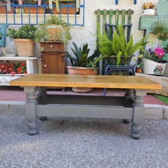 Solid oak wood table with gray painted base. Classic design with turned legs. Measurements: 120 cm wide, 44 cm deep, 50 cm tall. Ideal for eaters,