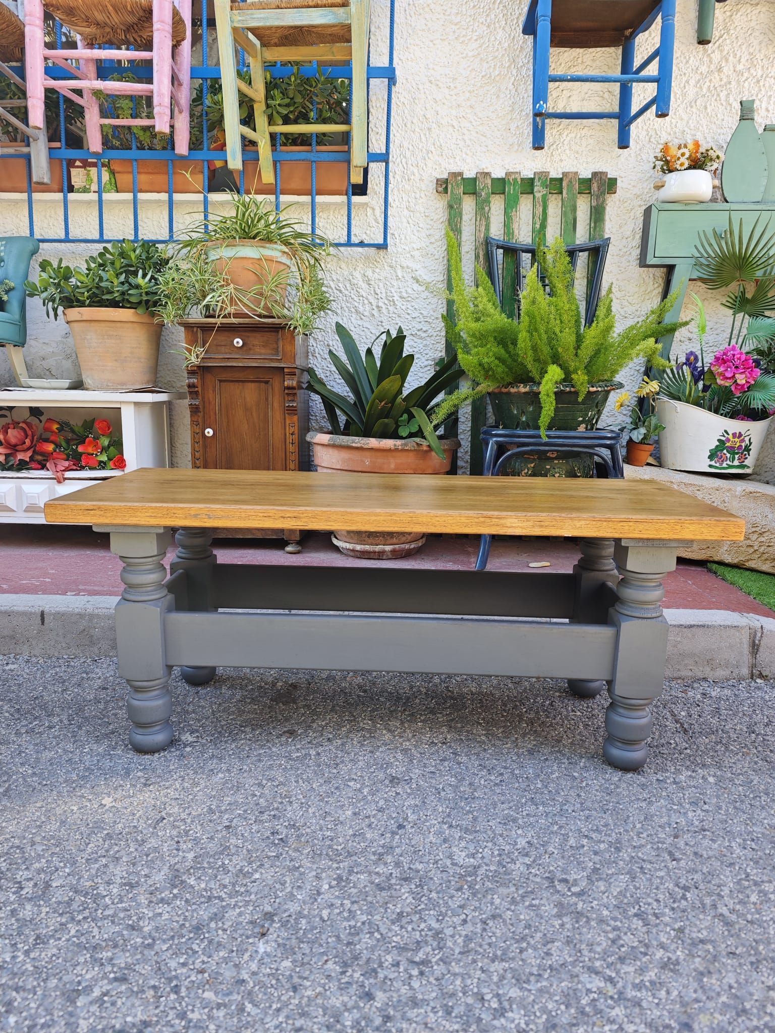 Mesa de madera de roble 1 Mesa de madera maciza de roble con base pintada en gris. Diseño clásico con patas torneadas. Medidas: 120 cm de ancho, 44 cm de fondo, 50 cm de altura. Ideal para comedores,