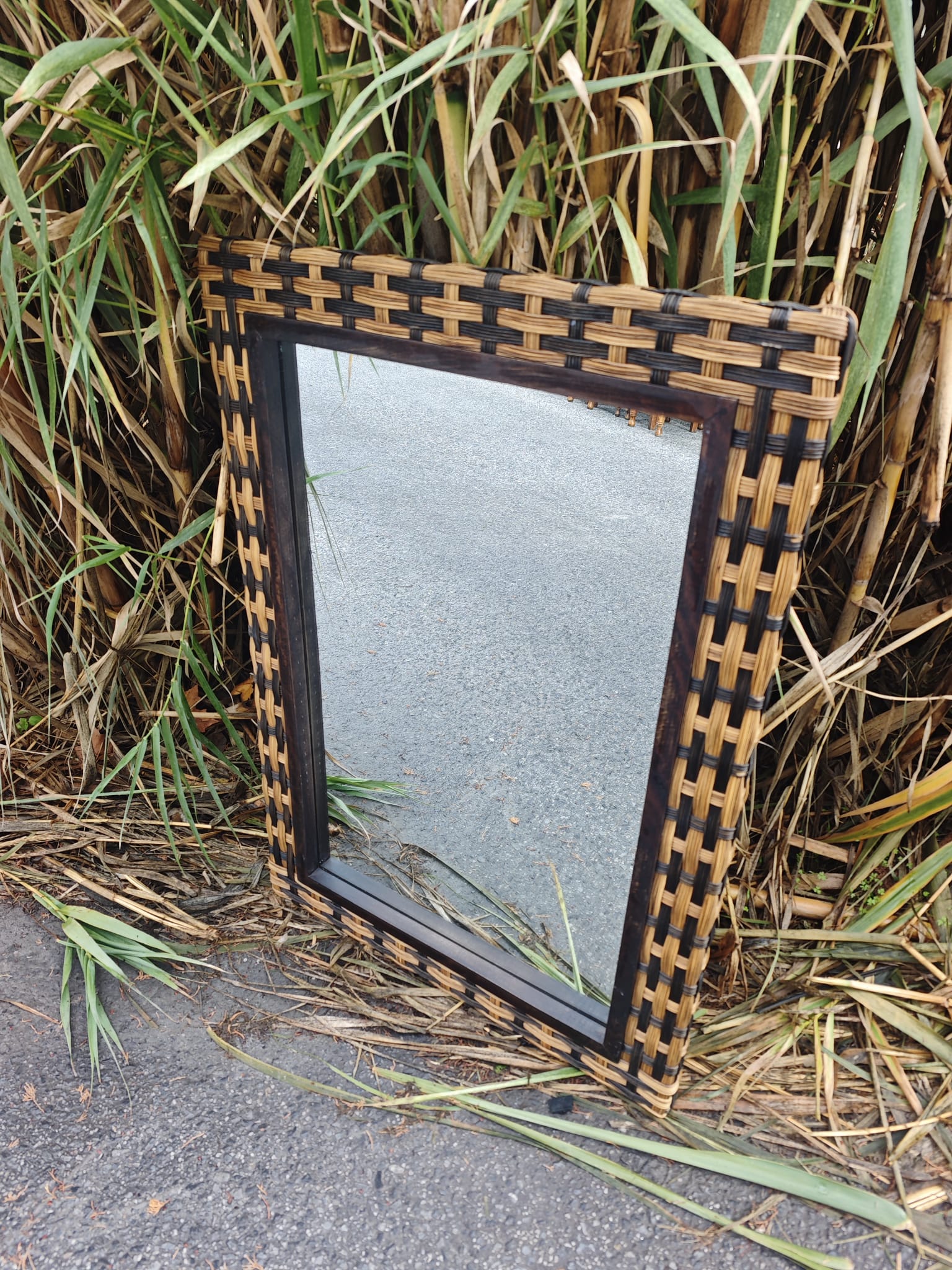 espejo vintage de ratán 1 Espejo vintage rectangular de ratán natural, 100×71 cm. Diseño artesanal con textura cálida y proporciones equilibradas. Ideal para interiores con estilo orgánico y luminoso.