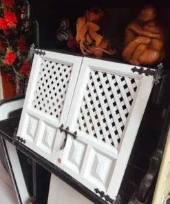 Puertas castellanas de celosía decorativas en madera blanca.