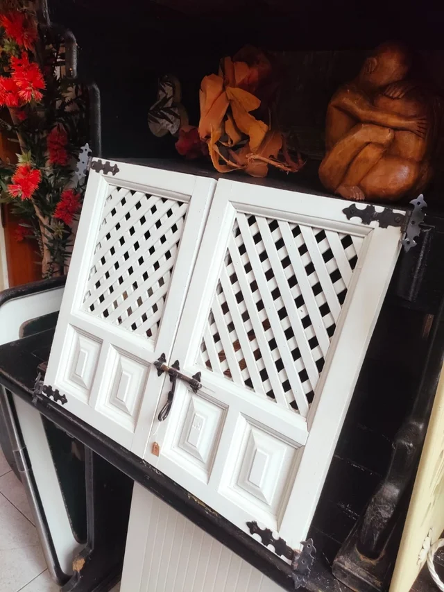 Puertas castellanas pequeñas 1 Puertas castellanas de celosía decorativas en madera blanca.