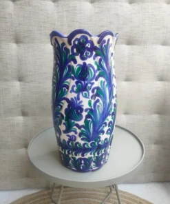 Jarrón de porcelana decorativa pintado a mano.