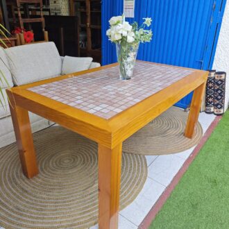 Mesa de madera con cerámica – foto 3