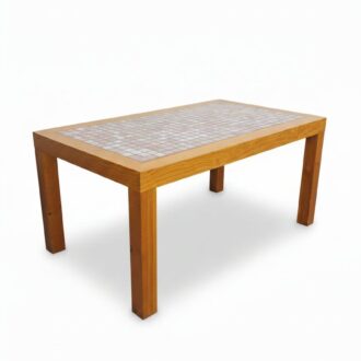 Mesa de madera con cerámica