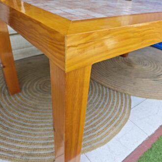 Mesa de madera con cerámica – foto 4
