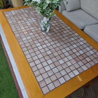Mesa de madera con cerámica – foto 5