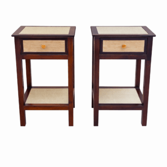 Pareja de mesitas auxiliares de madera maciza con detalles en yute natural. Diseño sobrio y funcional con sobre rectangular, cajón frontal con tirador redondo y balda inferior abierta. Acabado en contraste de tonos cálidos que resalta la veta de la madera y la textura orgánica del yute.