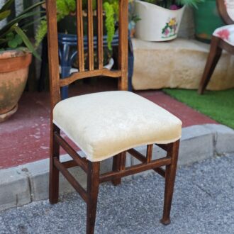 Vintage carved wooden chair Seat upholstered in light velvet Backrest with vertical bars and decorative details Ideal for dining room, reading corner or charming spaces
