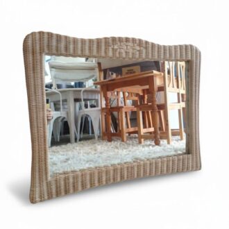 Espejo de ratán natural con marco artesanal y forma orgánica. Ligero, cálido y con estilo mediterráneo. Medidas: 87 cm ancho × 68 cm alto