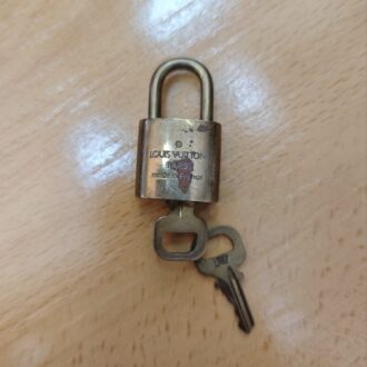 Candado vintage original de la prestigiosa firma de lujo Louis Vuitton. 307 7 1000463579 1 scaled